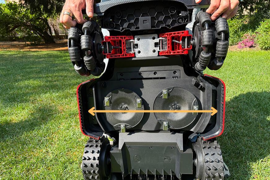 Das Mähwerk vom Dreame A3 AWD Pro 3500 wird gezeigt wie es sich zur Seite bewegen kann